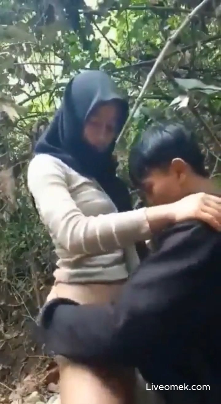 Viral Film Ukhti sedang "Wikwik" di Bawah Pohon Rindang